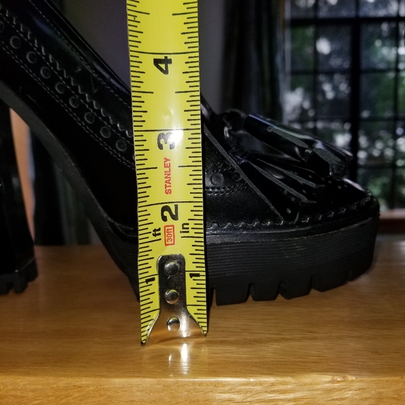 Burberry Prorsum black patent platform pumps. Sz 36 - Picture 2 of 6